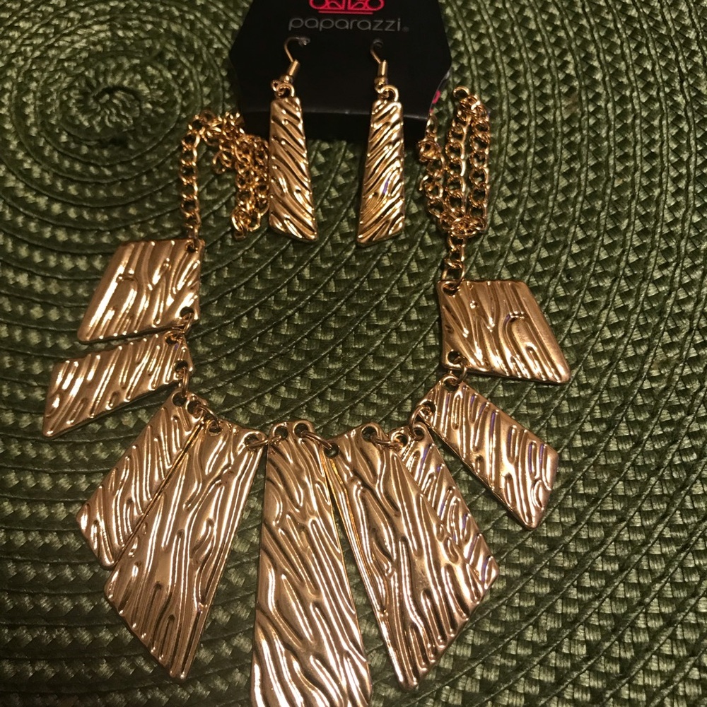 Stunning Gold Necklace!!